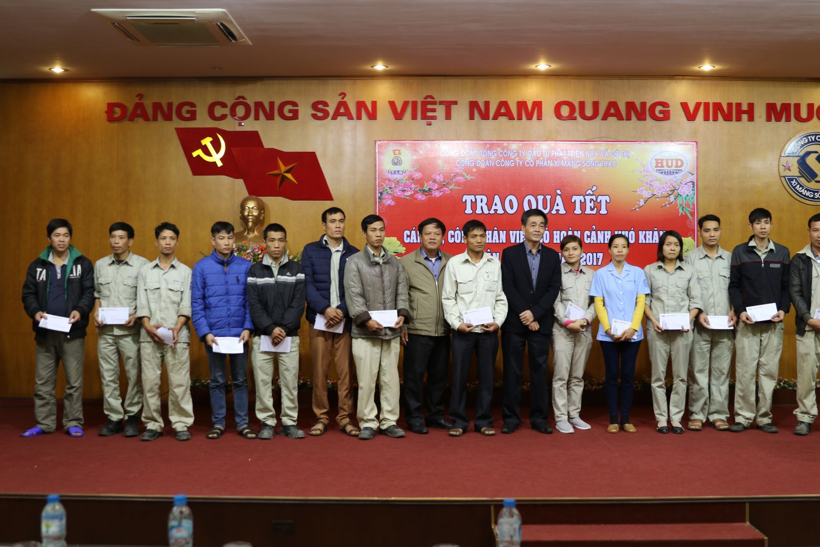 Trao quà tết cho Cán bộ công nhân viên có hoàn cảnh khó khăn Xuân Đinh Dậu năm 2017